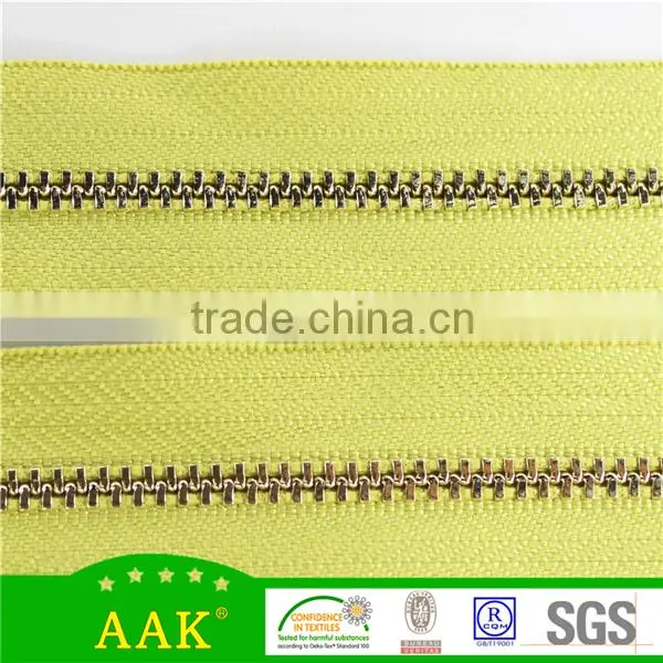 China Manufacturer Yellow Long Chain Bag Metal Zipper photo-3