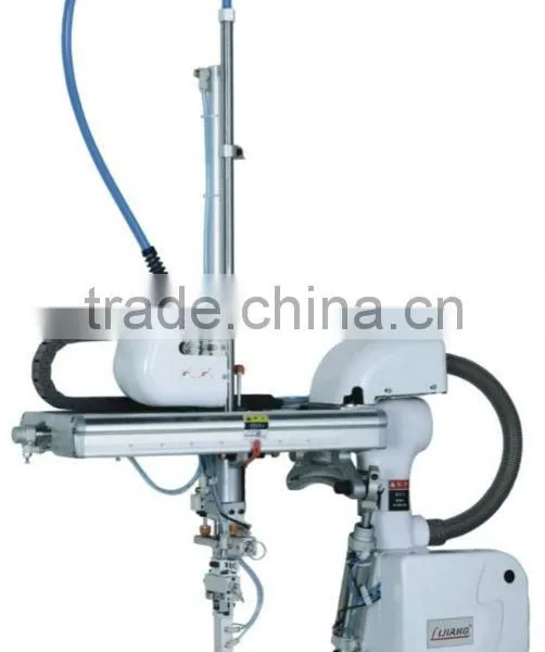 Robot arm for plastic molding machine