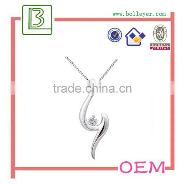 Cross Shaped Pendant Necklace With Diamond photo-4