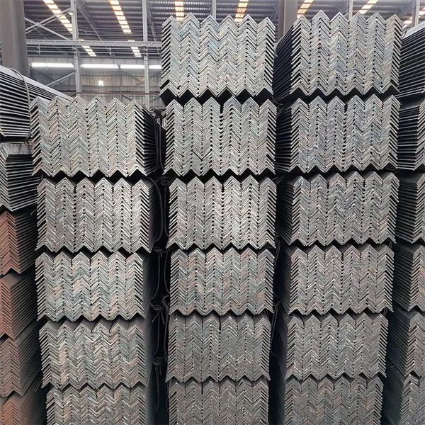 Горячеоцинкованная равнополочная угловая сталь; марка S235JR – 40×40 – 120×120 мм – цинк 275 г/м² – напрямую с завода