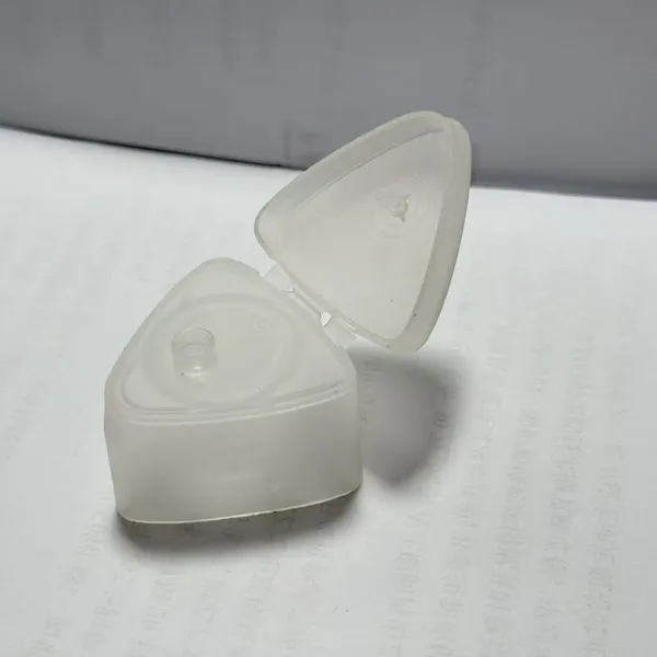 Pot cosmétique triangulaire translucide OEM, assemblage CKD personnalisé, IATF16949, stabilité dimensionnelle, outillage d'injection, Cambodge.