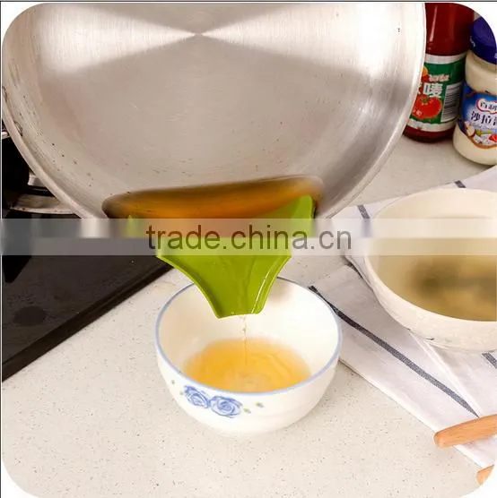 Creative Silicone Soup Funnel Water Deflector Cooking Tool Kitchen Gadget / Silicone Soup Funnel Kitchen Tool photo-2