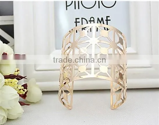 Wholesale Jewelry Gold Geometry Hollow -out Women Cuff Bangle With High Quality photo-2