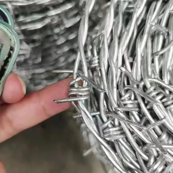 Hot Dipped Galvanized Outdoor Barbed Wire Fence Weather Resistant Farm Boundary Protection photo-3