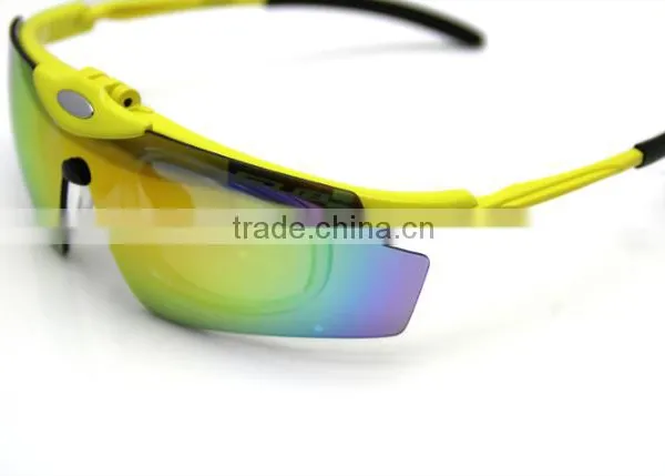 Robot Modeling Sport Ski Goggles photo-3