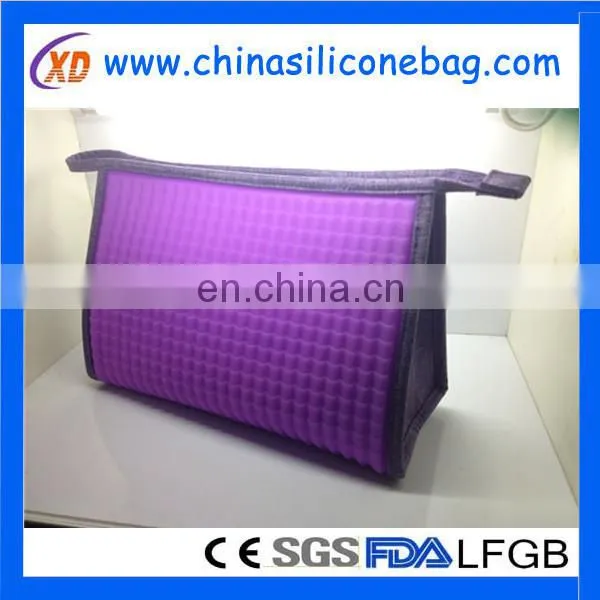 China Factory Low-priced Beautiful Silicone Makeup Bag photo-2