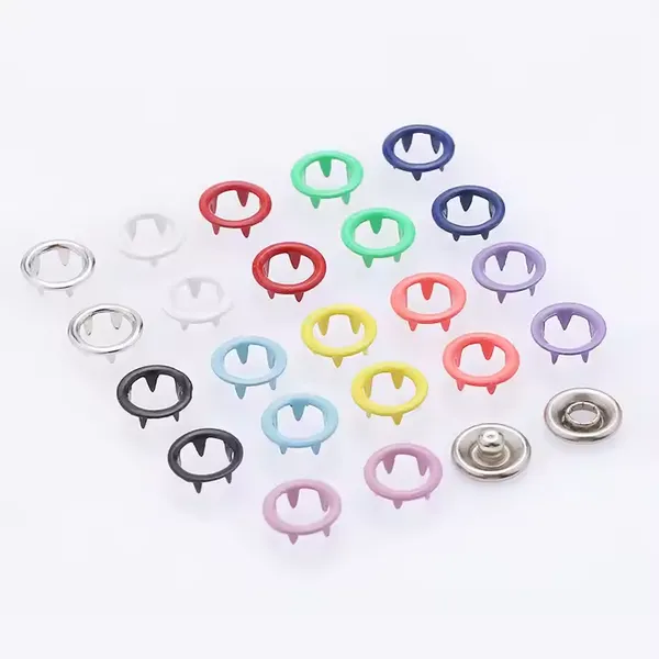 OEM Bekleidungszubehör, kundenspezifischer Baby-Druckknopf aus Metall mit Zinken und Perlenring
