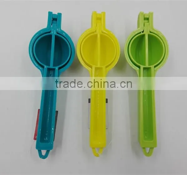 High Quality Plastic Kitchen Garlic Press photo-4