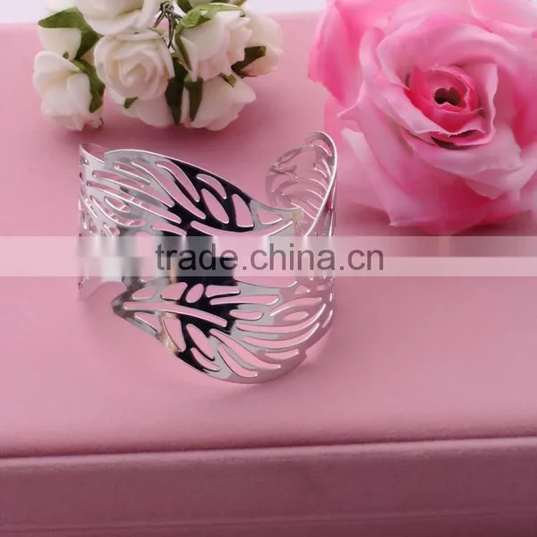 Latest Design 2016 Openings Alloy Bangles Gold Plated Bracelet Fashion Beautiful Pattern Hollow Bangle For Women/ photo-3