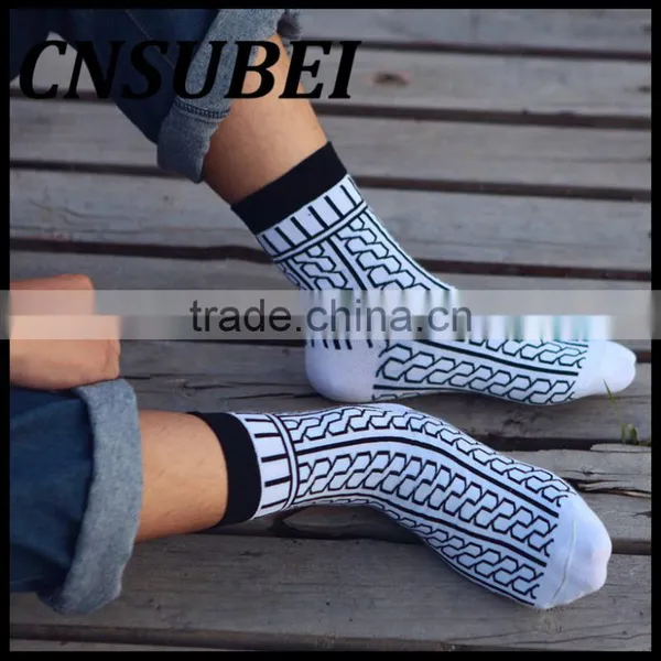 Autumn and Winter Men Black and White Chain Pattern Personality Cotton Tube Socks photo-3