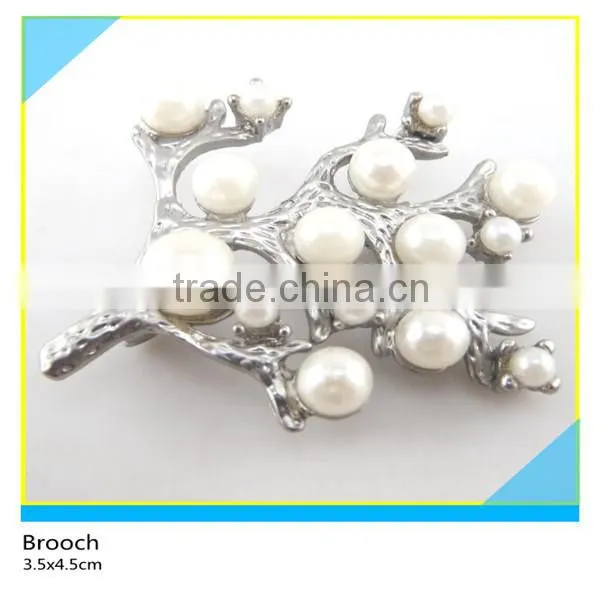 Pearl Gold Metal Brooch Bamquet Dress Decoration Fancy Pearl Brooch 4.5x5.5cm photo-4