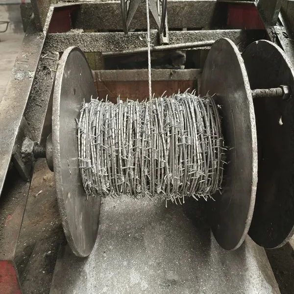 Barbed Wire Price Coil 400M 500M 50kg Barbed Wire Fence for Farm photo-3