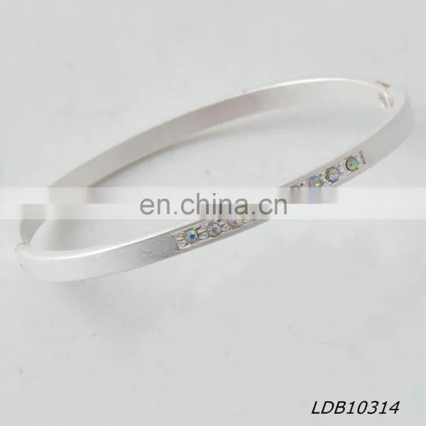 Latest Personalized Desion Worn Silver Cuff Metal Crystal Bracelet photo-3