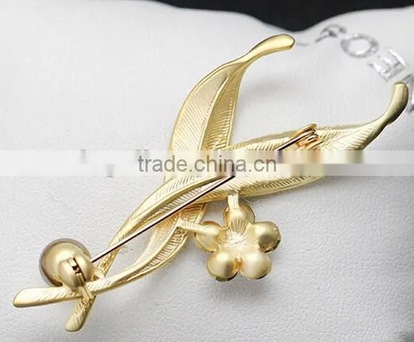 Fashion Crystal Leaf Pearl Matte Silver and Matte Gold Brooch photo-4