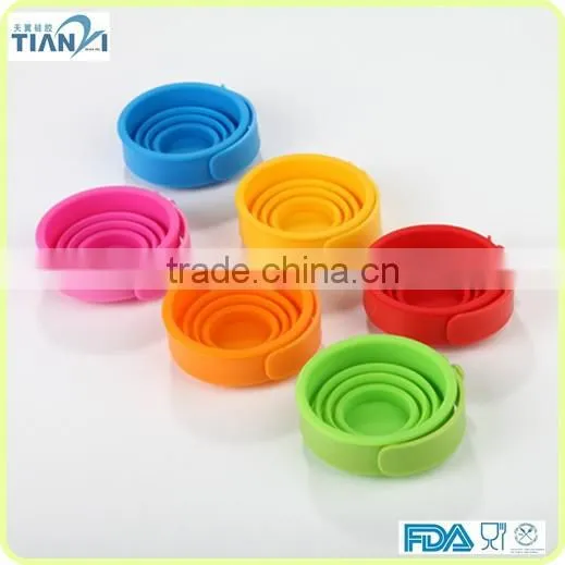 Silicone Folding Cup With Plastic Handle Ring