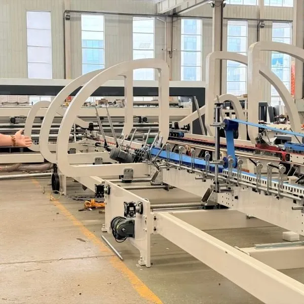 Máquina integrada de moldeado, pegado y cosido de cartón sin arrugas