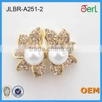 China Supplier Beautiful Flower Design Crystal Brooch For Wedding photo-3