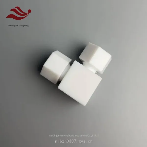 Настроенный адаптер из политетрафторэтилена (PTFE), двухходовой переходник под прямым углом от 1/4 до 3/8 с низким содержанием металлических примесей