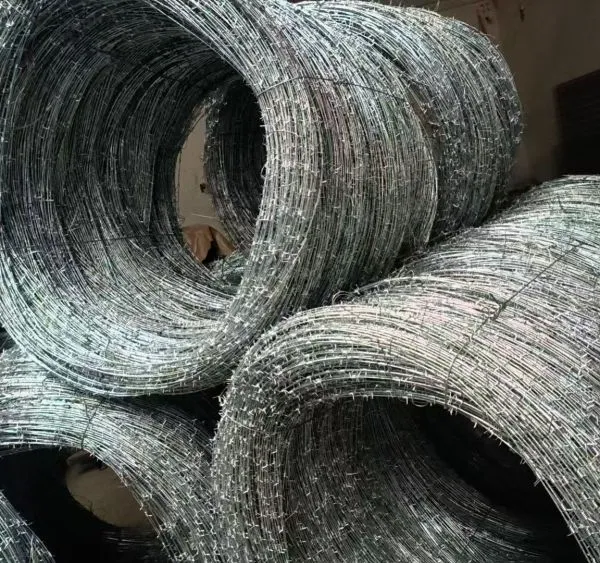 Custom Color Barbed Wire Mesh Available in Blue, Green, Red for Aesthetic Fencing photo-3