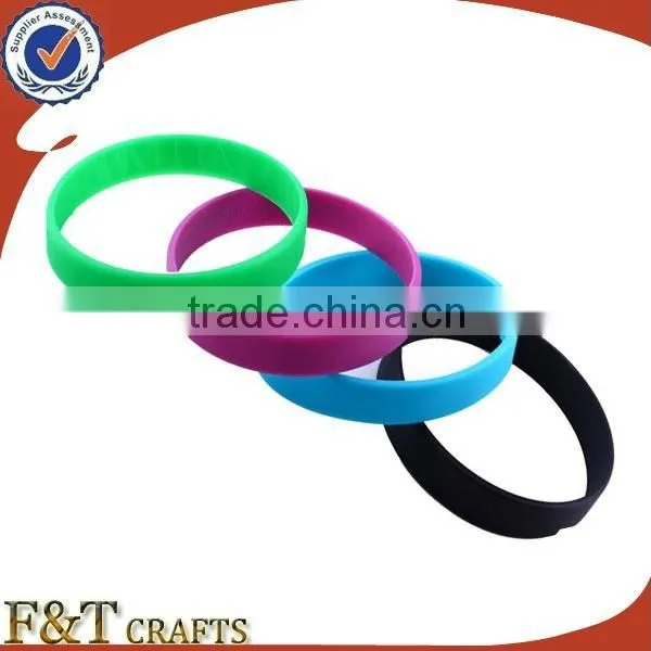 Chinese Supplier Customized Embossed Logo Rubber Colorful Silicone Bracelet Charms photo-2