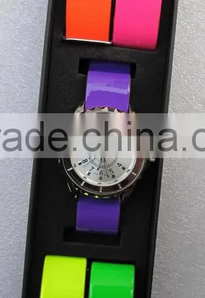 Fasion Interchangeable Watch Set for Ladies With Four Extra Strap