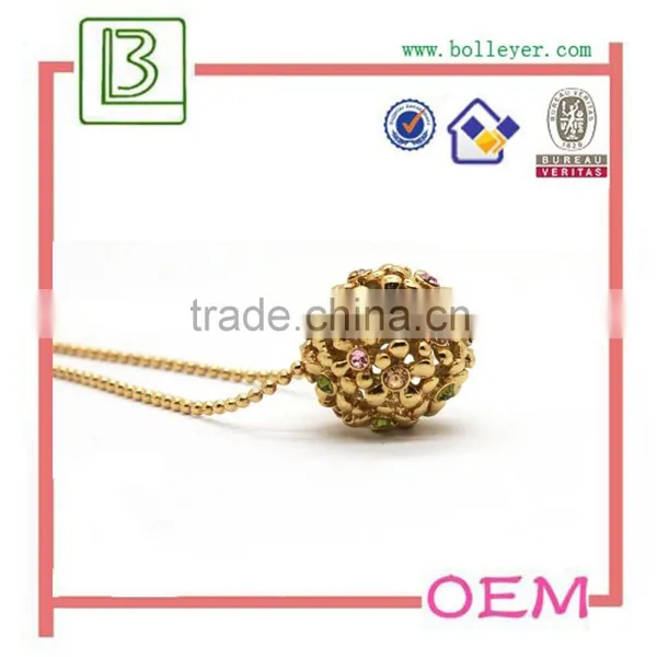 Round Shaped Flower With Diamonds Hollow Out Necklace Gold Jewelry photo-4