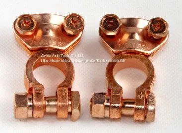 коннектор кабеля на клеммах батареи