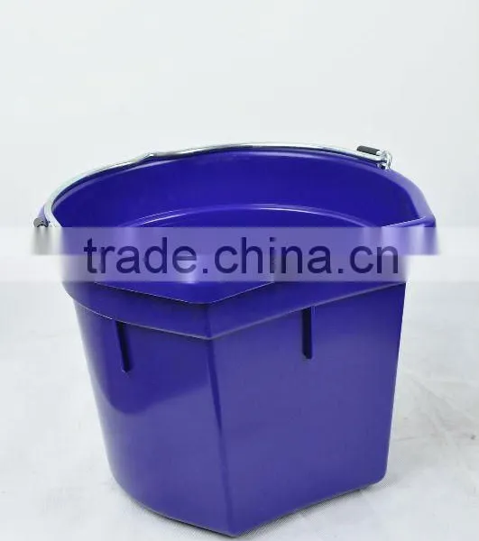 5 Gallon Plastic Horse Buckets