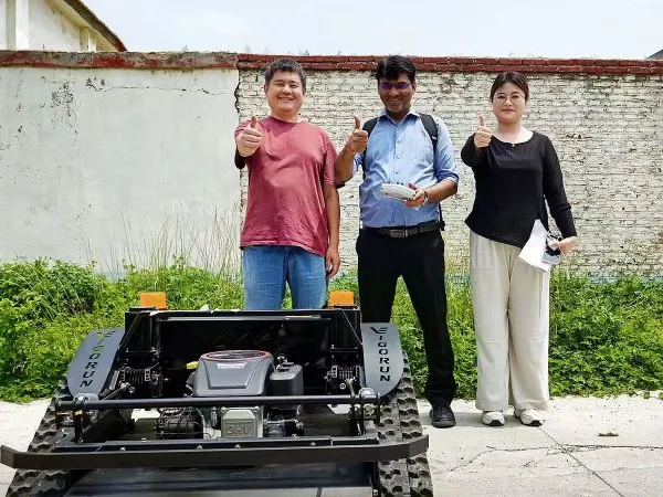 Industrial Grade Labor Saving 800mm Cutting Width Single Cylinder Gas Crawler Remote Mower VTLM800 All Terrain Slope Mower photo-5