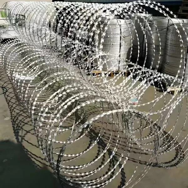 Galvanized Barbed Wire 2.8mm Wire 7.5cm Barb Spacing Standard Compliant 200m Coil