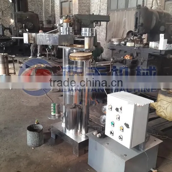 A Kind of the Olive Fruit Oil Squeezed Into Oil Machine / Olive Oil Press Machine photo-2