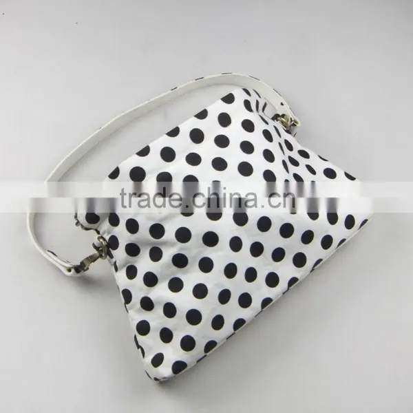 Women Black and White Wave Point Elegant Handbag