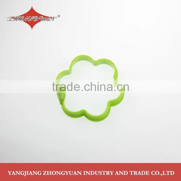 Flower Shaped Silicone Fried Egg Ring Tool With Handle Wholesale photo-3