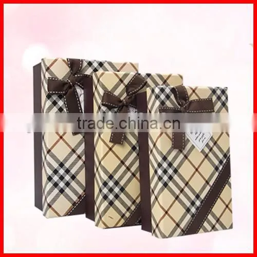Elaborate Solid Grid Custom Gift Packaging Box With Bow Wholesale photo-4