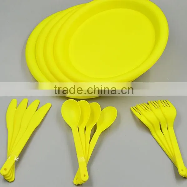 High Quality Plastic Picnic Tableware Set of 16 for Sale photo-3