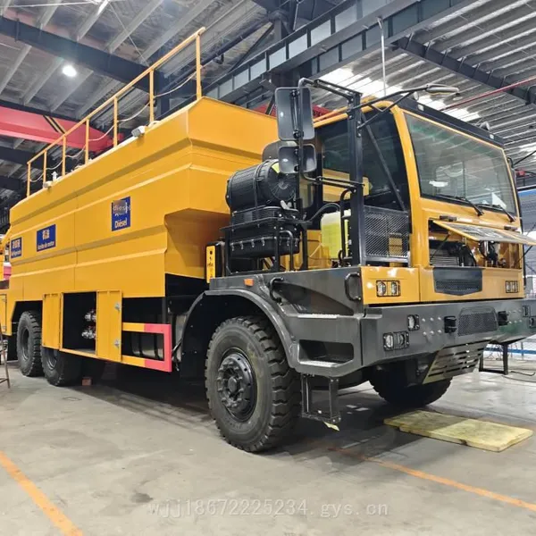 Sinotruk Mining Export-type Grease Filling Vehicle, Heavy Truck and Mining Truck Oil, Diesel, and Coolant Supply Vehicle photo-2