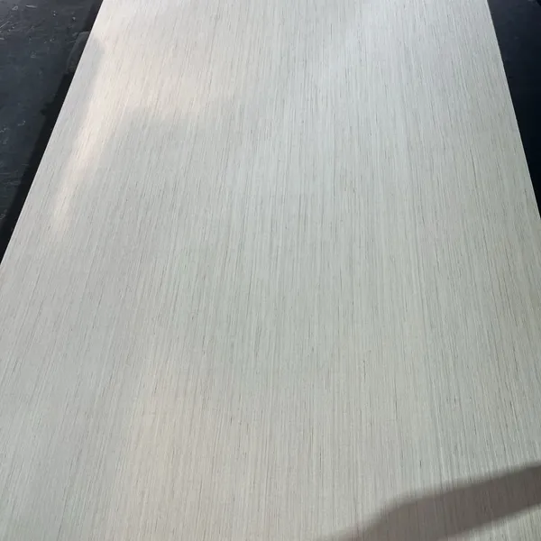 Light Straight Grain Engineered Veneer Plywood