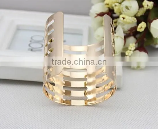 Women Gold Plated Hollow Link Wristlet Bangle With Stripes Design photo-4