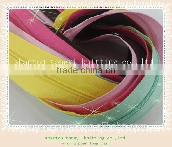 Many Kinds for Nylon Zipper and Use Widely in Garment Clothes Box Boot Raincoats