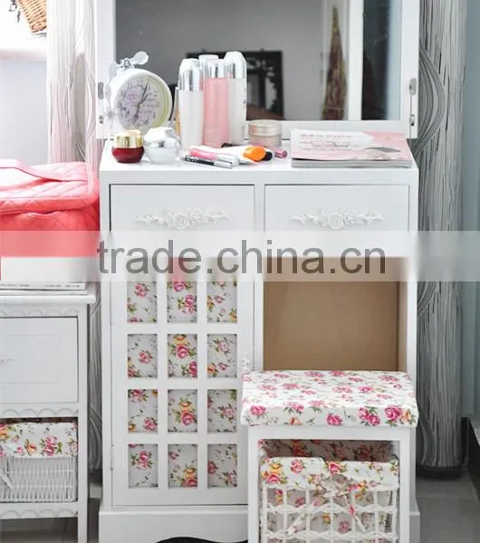 Simple Dressing Table With Mirror