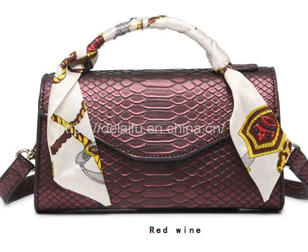 2023 Spring New Arrival Serpentine Cross-body Small Square Bag Factory Stock Wholesale photo-5