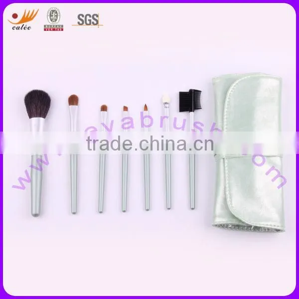 Makeup Brush With the Sythetic Hair and Artificial Leather Pouch