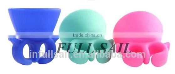 2016 Newest Silicone Gripper Finger Wearable Ring Nail Polish Holder photo-2