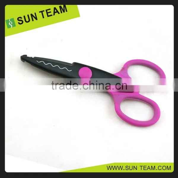 CS005 5-1/4" New Plastic Handle Wavy Scissors photo-4