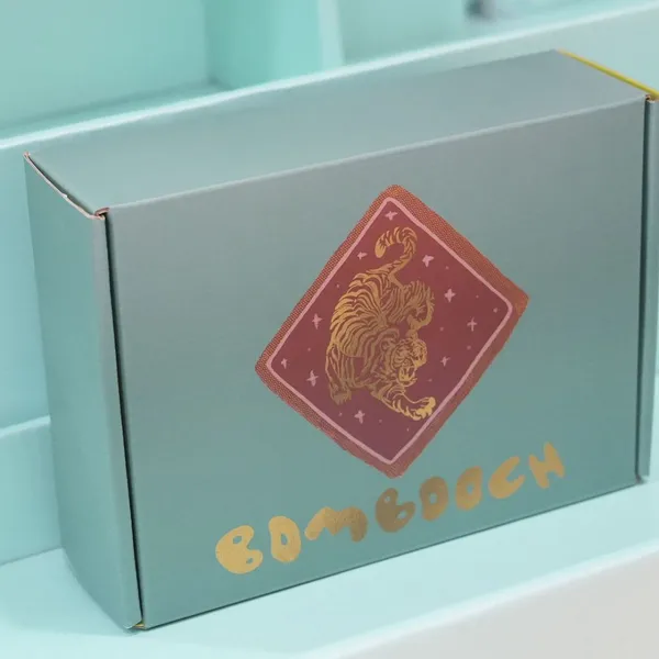 Colorful Factory Direct Sales Small Shipping Box With Gold Foil Stamping With Insert photo-3