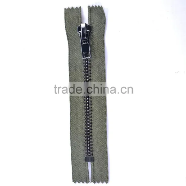 NO. 8 METAL ZIPPER BLACK GOLD CLOSE END