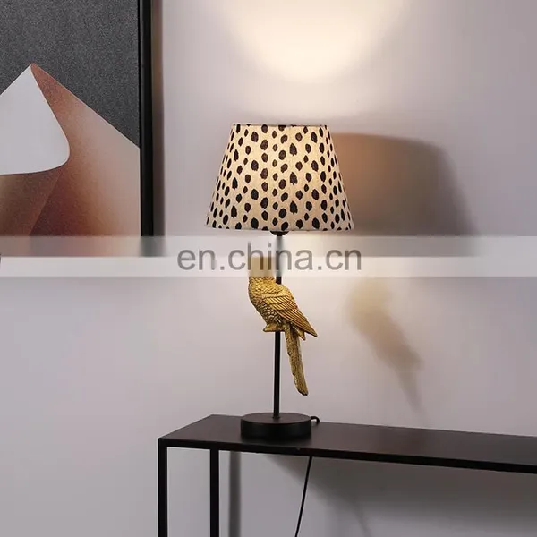 Wholesale New Arrival Exquisite Resin Craft Gifts Desk Light Home Decorative Modern Bedside Table Lamp photo-5