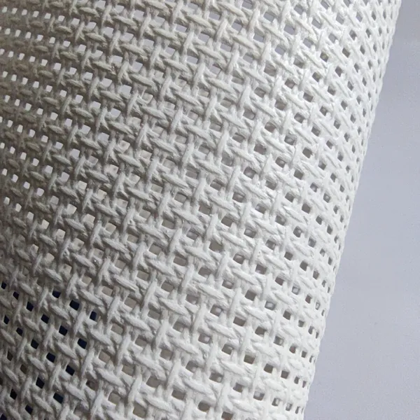 Malha de reforço imersa em poliéster com 3mm de espessura, resistente a temperaturas de até 200°C, para reforço industrial