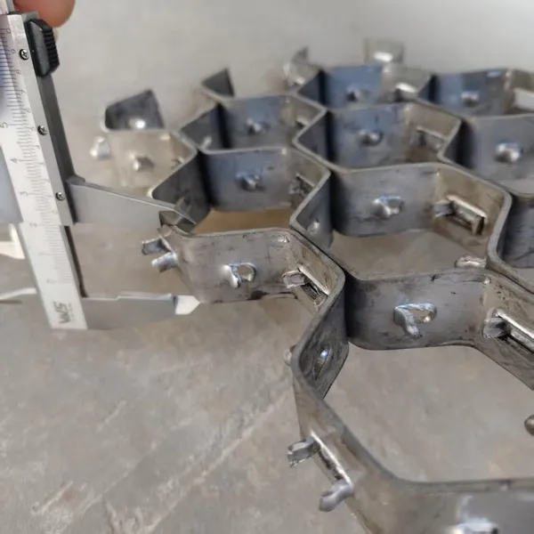 0Cr25Ni20 Hexmesh Refractory Armouring Support Hexagonal Mesh Manufacturer Wholesale With Inner Buckle Lock Riveting Service photo-6
