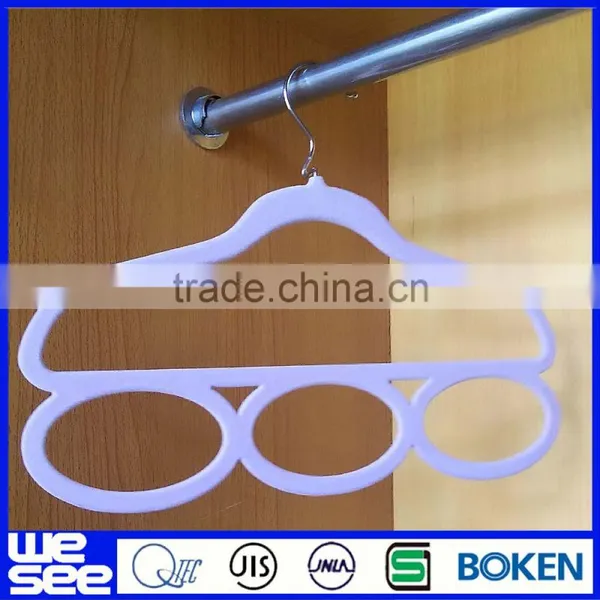 Valuable Plastic Expandable Clothes Hanger photo-4